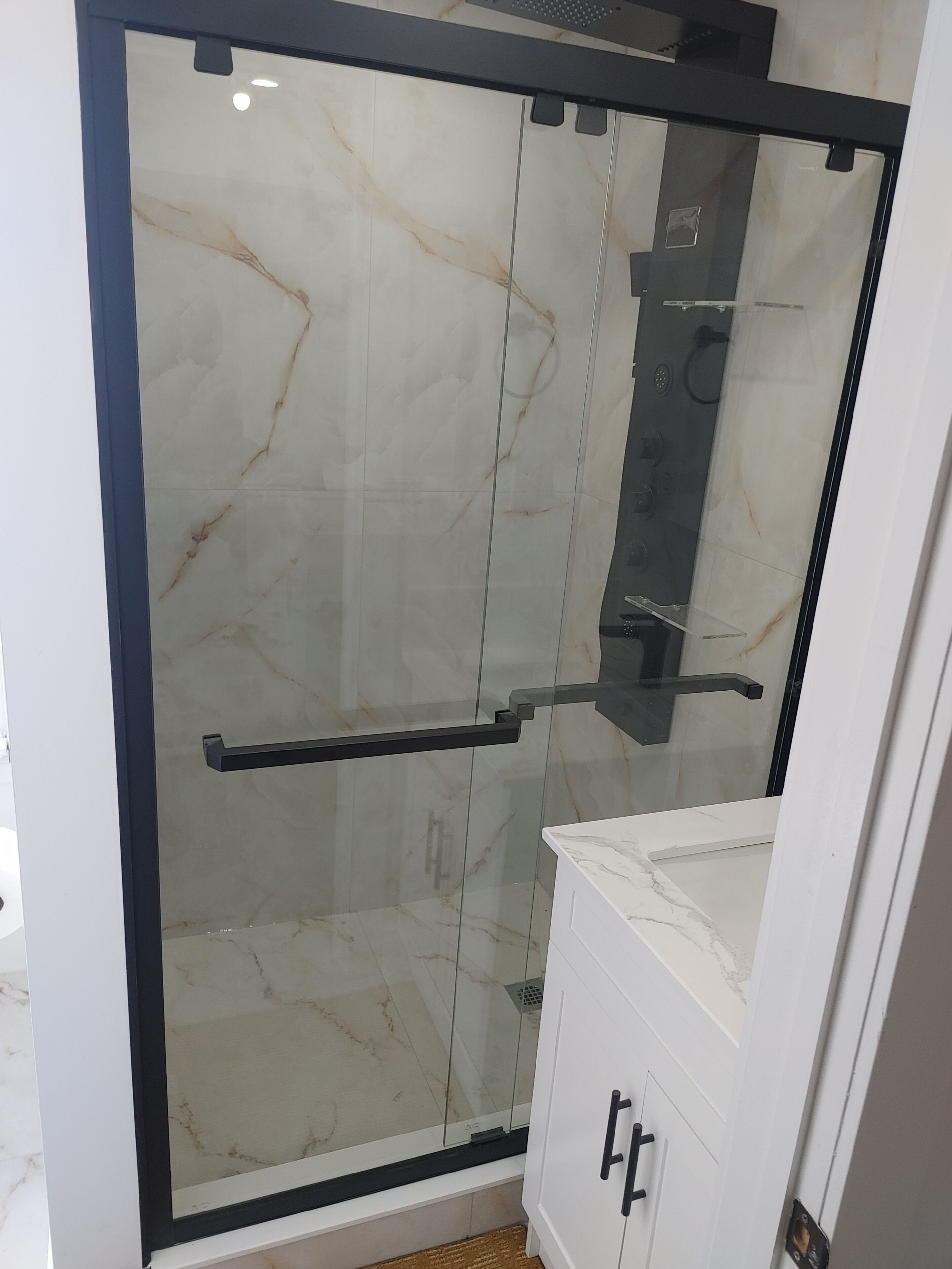 Douche, séchoir à cheveux, bidet, serviettes fournies