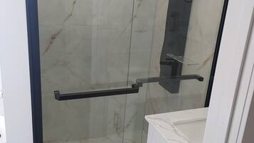 Douche, séchoir à cheveux, bidet, serviettes fournies