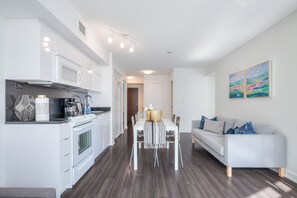 Business Suite, Balcony, City View | Interior