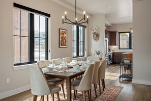 Dining - Downtown WP Loft 57 I Rooftop Hot Tub & Lounge I Great Views I Discounted Attractions (Winter Park)