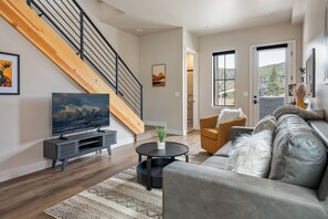 Smart TV, fireplace, books - Downtown WP Loft 57 I Rooftop Hot Tub & Lounge I Great Views I Discounted Attractions (Winter Park)