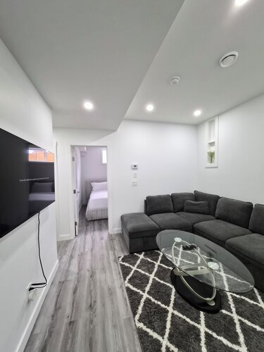 Quaint 2-bedroom house in Chestermere perfect for relaxing stays