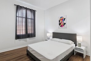 4 chambres, bureau, fer et planche à repasser, lit de bébé portatif