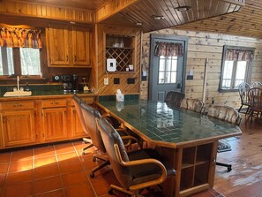 Private kitchen - The Hawn Hideaway-3 mi to Seven Points Marina, sleeps 12 (Hesston)