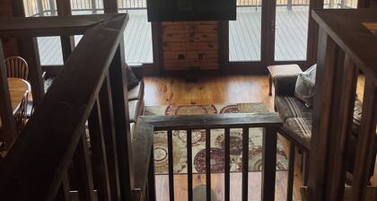 The Hawn Hideaway-3 mi to Seven Points Marina, sleeps 12