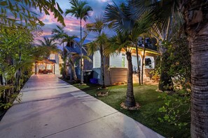 Property grounds - 7BR Resort w/ Heated Pool! .5 miles from Downtown! (West Palm Beach)