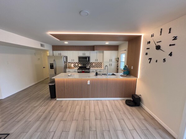 Microwave, oven, stovetop, dishwasher - 3-bedroom house in nice Phoenix with cool AC (Phoenix)