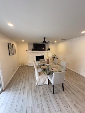 Dining - 3-bedroom house in nice Phoenix with cool AC (Phoenix)