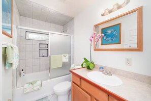 Bathroom - 3.6-Acre Hawaiian Forest Retreat, King Suites, Hot Tub, AC (Keaau)