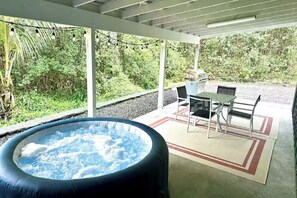 Outdoor dining - 3.6-Acre Hawaiian Forest Retreat, King Suites, Hot Tub, AC (Keaau)