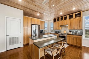 Fridge, microwave, oven, stovetop - Luxury Oceanview Retreat Near Beach & State Park (Fernandina Beach)