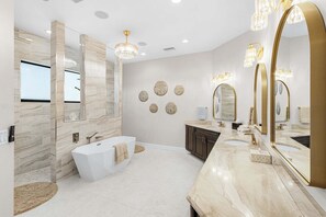 Shower, hair dryer, towels - Waterfront Oasis of Luxury & Comfort, Heated Pool/Spa, Pool Table, Bikes - Southern Sun Retreat (Cape Coral)