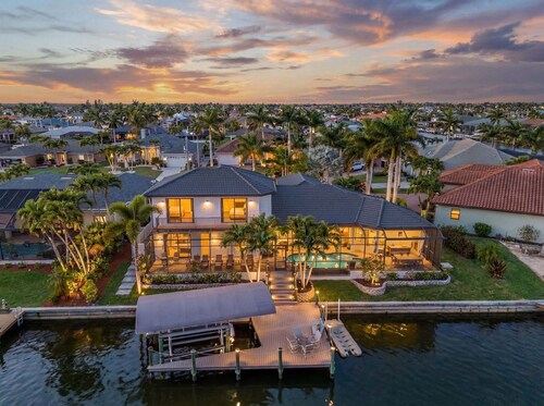 Waterfront Oasis of Luxury & Comfort, Heated Pool/Spa, Pool Table, Bikes - Southern Sun Retreat