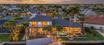 Waterfront Oasis of Luxury & Comfort, Heated Pool/Spa, Pool Table, Bikes - Southern Sun Retreat