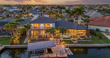 Waterfront Oasis of Luxury & Comfort, Heated Pool/Spa, Pool Table, Bikes - Southern Sun Retreat