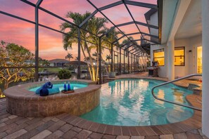 A heated pool - Waterfront Oasis of Luxury & Comfort, Heated Pool/Spa, Pool Table, Bikes - Southern Sun Retreat (Cape Coral)