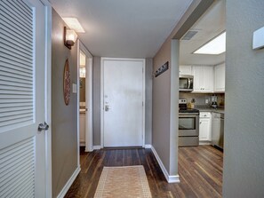 Fridge, microwave, oven, stovetop - Charming Coral Cay #207: 2BR condo with pool view in Port Aransas. (Port Aransas)