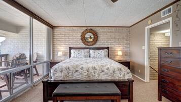 2 bedrooms, WiFi (free), bed sheets