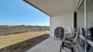 Eira coberta com cadeiras e vista para uma paisagem montanhosa.