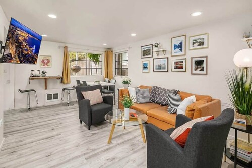 Cozy Getaway Yard Home with BBQ - UW - Children Hospital