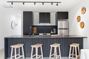 Private kitchen - Black Apple Cabin | On NWA Trail | Downtown (Bentonville)