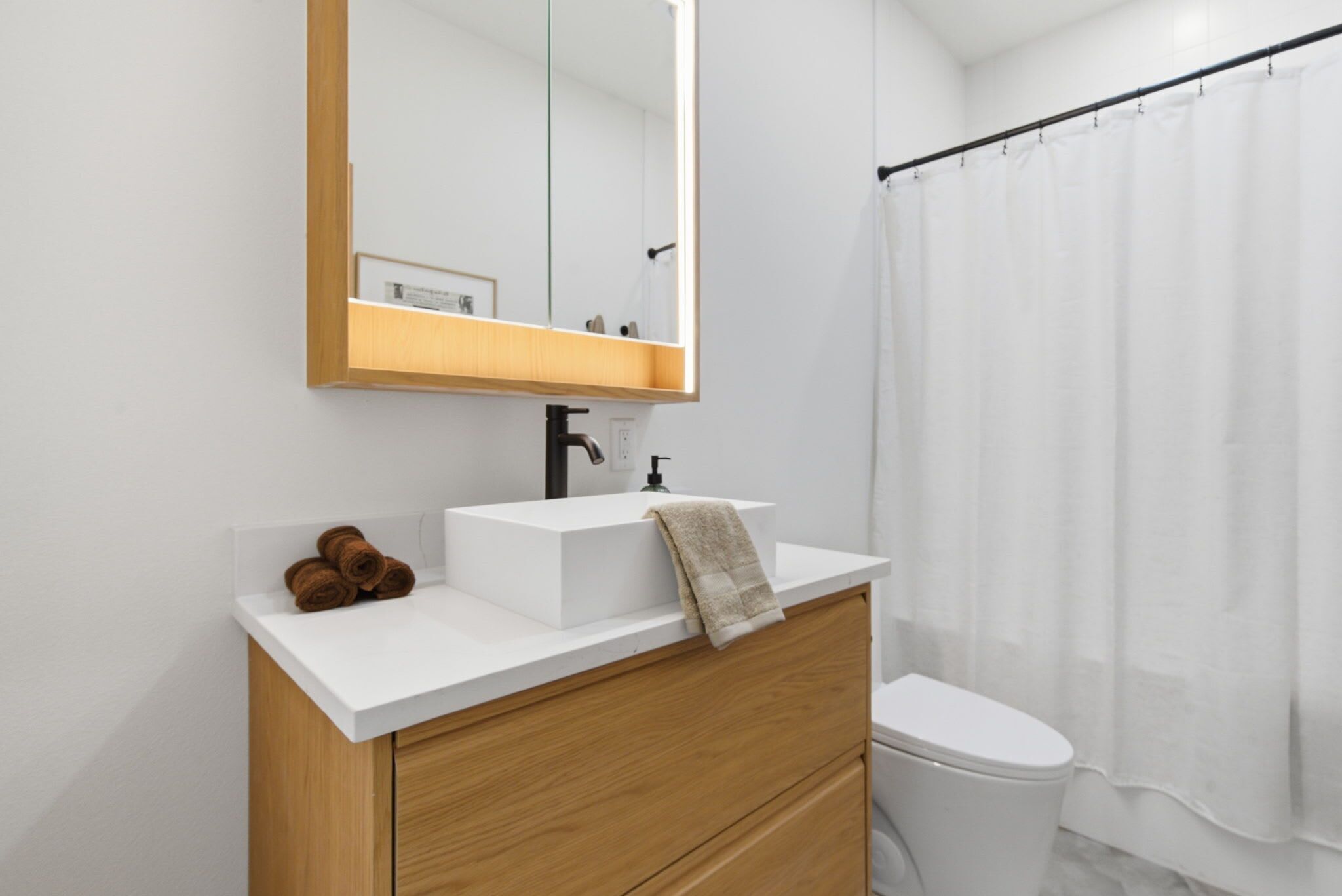 Shower, hair dryer, towels, shampoo