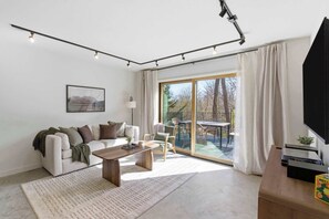 Living area - Black Apple Cabin | On NWA Trail | Downtown (Bentonville)