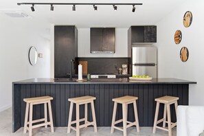 Private kitchen - Black Apple Cabin | On NWA Trail | Downtown (Bentonville)