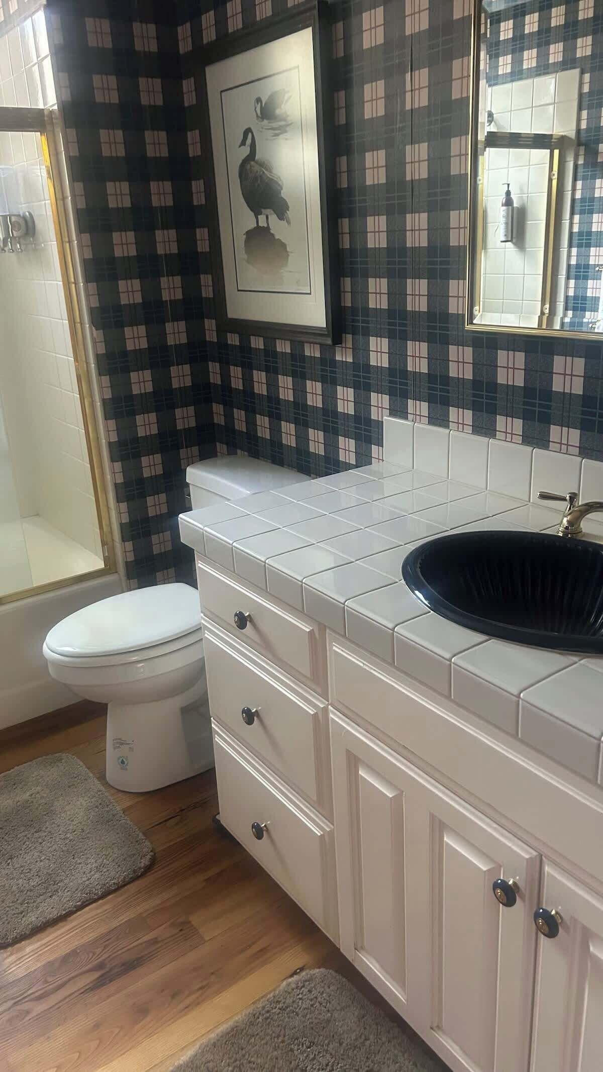 Ein Badezimmer mit Toilette, Waschbecken und Dusche.