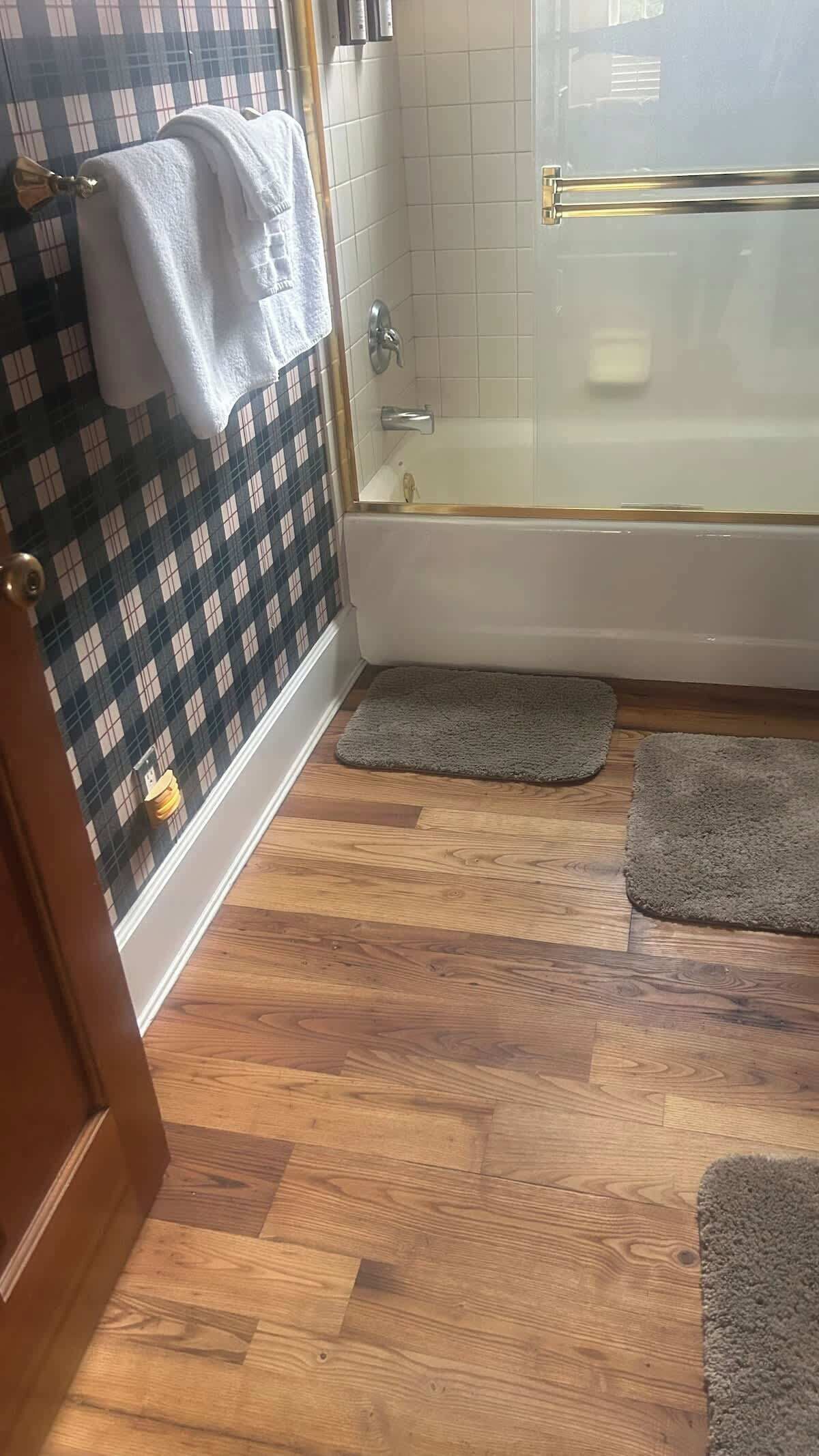 Shower, shampoo