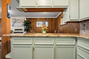 Interior - Pikes Peak Mountain Retreat! (Woodland Park)