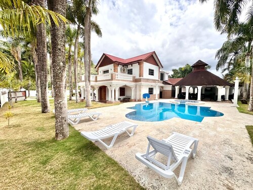 Tremendous 6-bedroom villa with AC in peaceful Samana