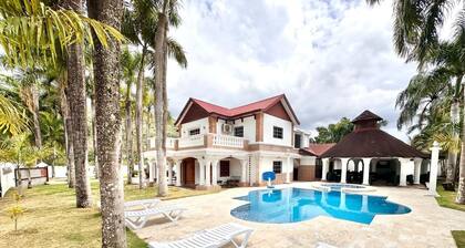 Tremendous 6-bedroom villa with AC in peaceful Samana