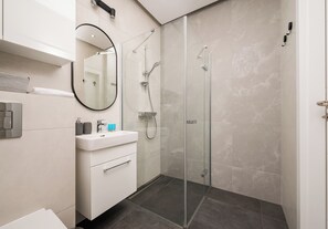 Dusche, Haartrockner, Handtücher