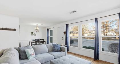 Peaceful Bella Vista Retreat: Mountain Views, Golf & Family Fun!