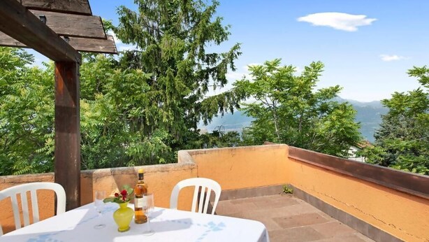 Una mesa al aire libre con vistas a árboles y montañas.