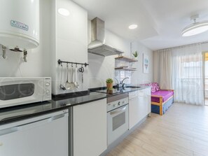 Fridge, microwave, oven, coffee/tea maker - Renovated apartment in central Salou - 4 guests (Salou)