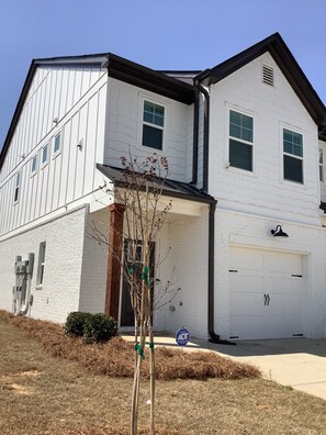 Exterior - Superb 2-bedroom townhome Modern, Spacious and Charming in Auburn! (Auburn)