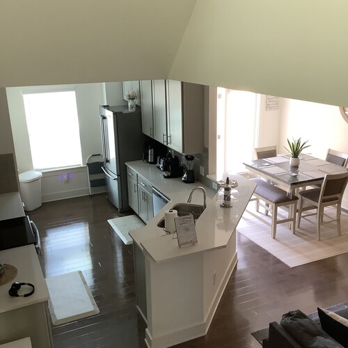 Superb 2-bedroom townhome Modern, Spacious and Charming in Auburn!