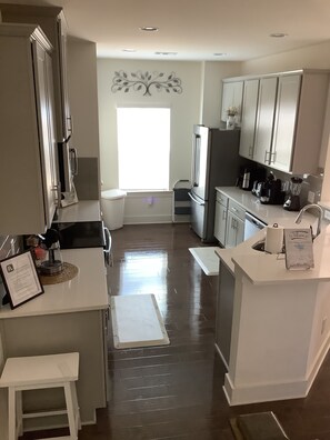 Private kitchen - Superb 2-bedroom townhome Modern, Spacious and Charming in Auburn! (Auburn)