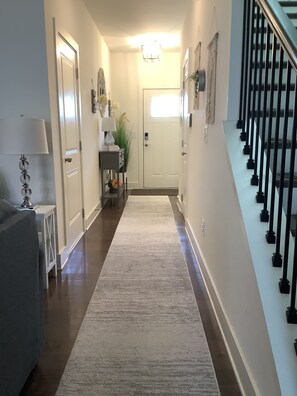 Interior - Superb 2-bedroom townhome Modern, Spacious and Charming in Auburn! (Auburn)