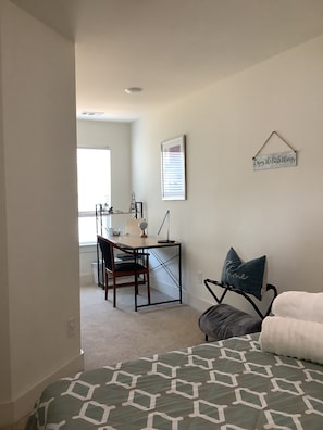2 habitaciones, escritorio, tabla de planchar con plancha y wifi gratis 