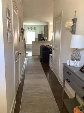 Interior - Superb 2-bedroom townhome Modern, Spacious and Charming in Auburn! (Auburn)