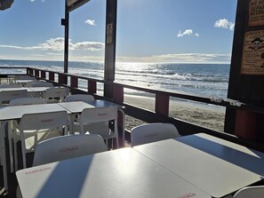 Outdoor dining - Beachfront apartment with terrace - 6 guests (Calahonda)