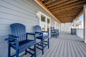 Terrace/patio - TS Island - Stunning 2nd row coastal home with ocean and sound views (North Topsail Beach)