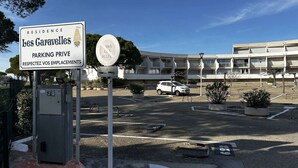 A parking area with a sign indicating it's private and for residents only. - Studio cabin with AC and garden view - 4 guests (Port Camargue)
