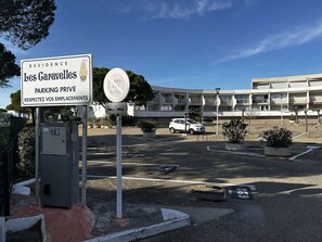 A parking area with a sign indicating it's private and for residents only. - Studio cabin with AC and garden view - 4 guests (Port Camargue)