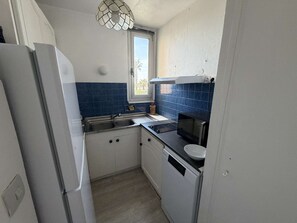 Mikrowelle, Geschirrspüler, Wasserkocher mit Kaffee-/Teezubehör