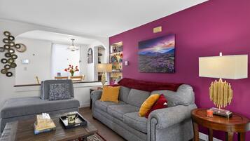 Smart-TV, Kamin, Bücher