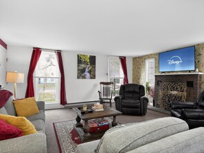Smart TV, chimenea y libros